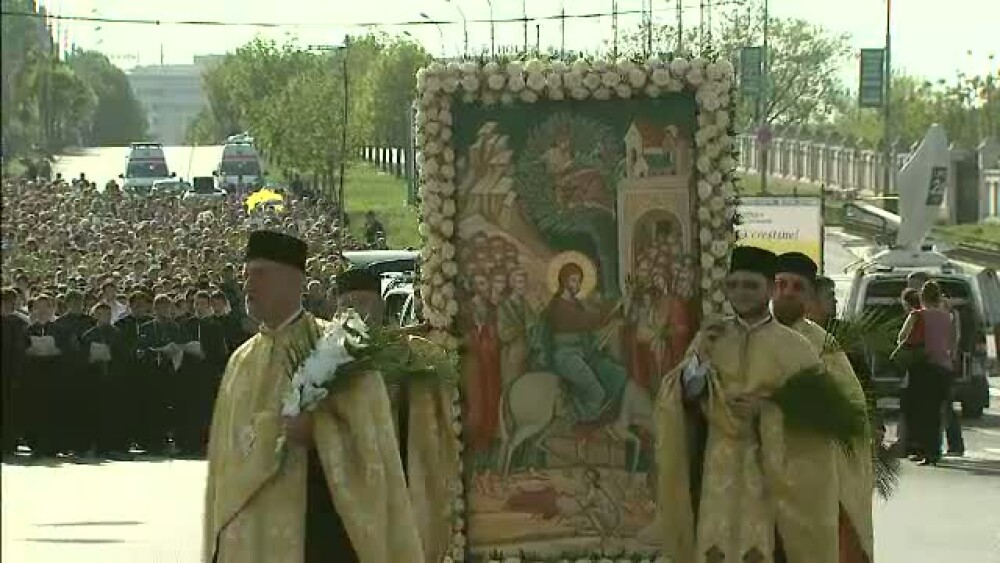 Mii de credinciosi si sute de preoti au participat la pelerinajul de Florii din Bucuresti - Imaginea 1