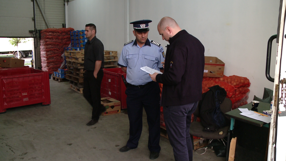Razie in Piata de Gros din Timisoara. Peste 9 tone de legume si fructe au fost confiscate - Imaginea 4