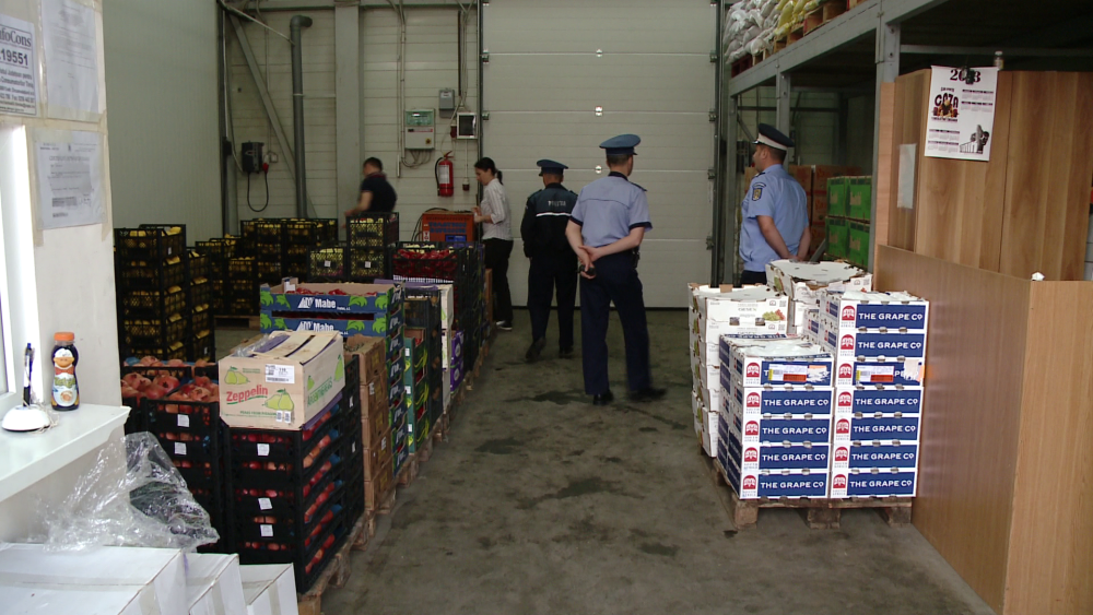Razie in Piata de Gros din Timisoara. Peste 9 tone de legume si fructe au fost confiscate - Imaginea 5