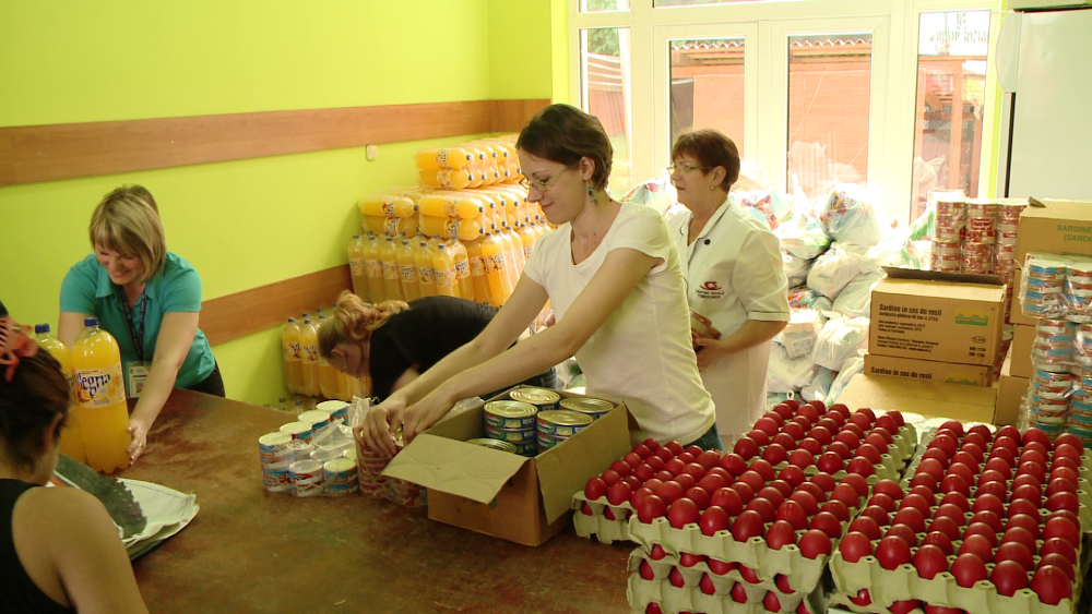 Pastele saracilor. 600 de familii din Timisoara au primit pachete cu mancare de la cantina sociala - Imaginea 1