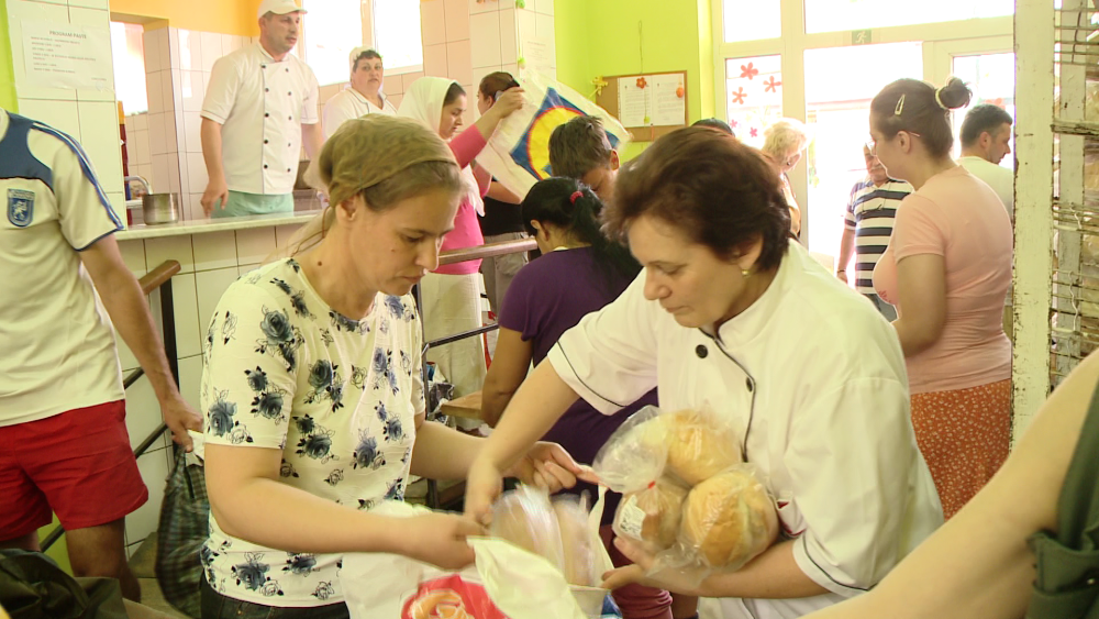 Pastele saracilor. 600 de familii din Timisoara au primit pachete cu mancare de la cantina sociala - Imaginea 2