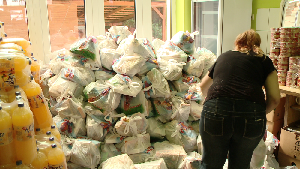 Pastele saracilor. 600 de familii din Timisoara au primit pachete cu mancare de la cantina sociala - Imaginea 4