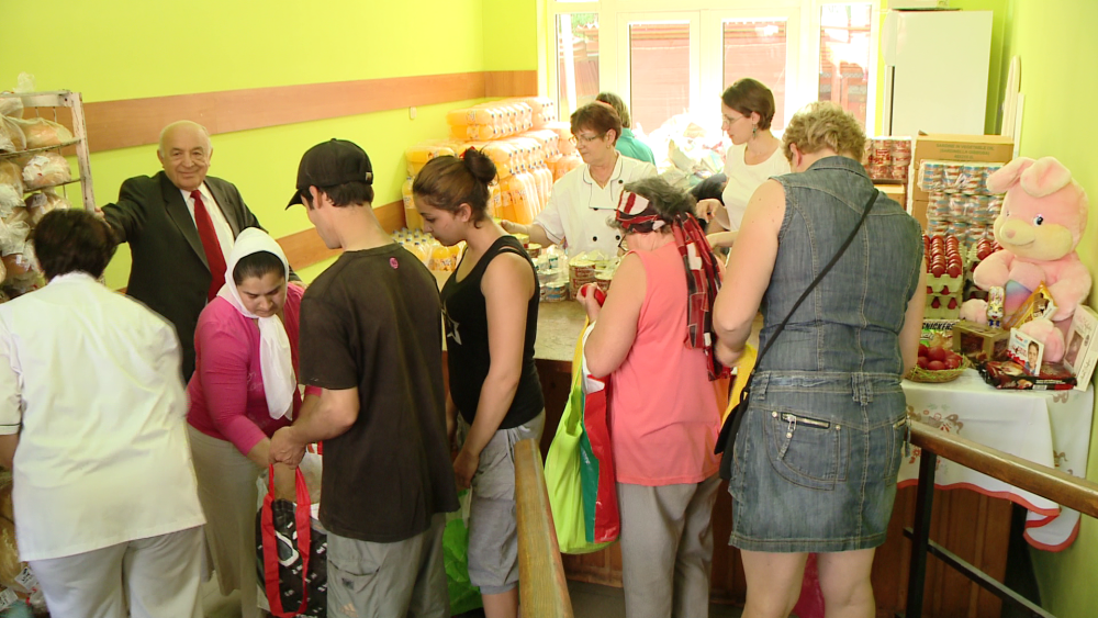 Pastele saracilor. 600 de familii din Timisoara au primit pachete cu mancare de la cantina sociala - Imaginea 6