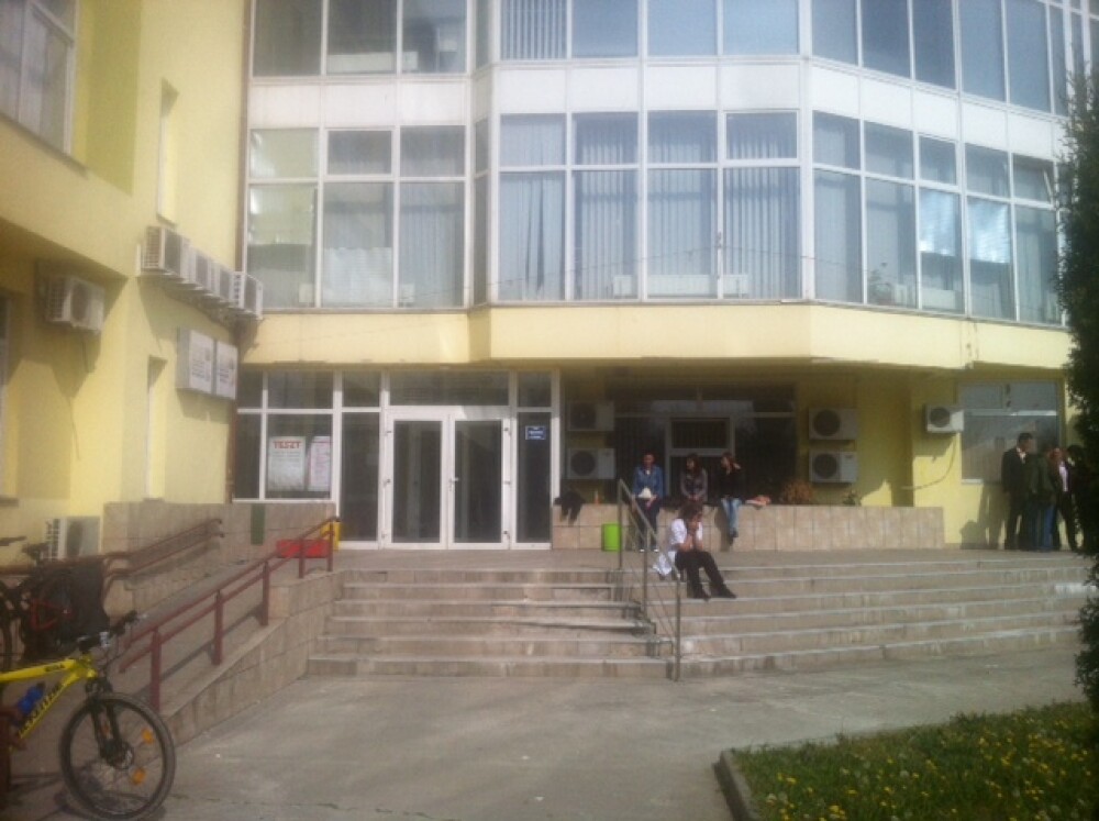 UPDATE: Profesorii au fost retinuti. Trei dascali de la o universitate de stat din Timisoara, cercetati pentru luare de mita - Imaginea 7