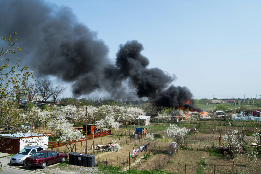 VIDEO! Flacari uriase la marginea Timisoarei,unde o anexa a luat foc. Pompierii spun ca incendiul a fost provocat intentionat - Imaginea 2