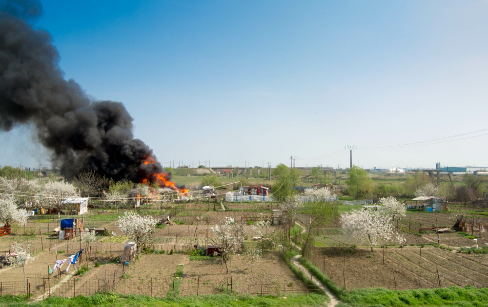 VIDEO! Flacari uriase la marginea Timisoarei,unde o anexa a luat foc. Pompierii spun ca incendiul a fost provocat intentionat - Imaginea 3