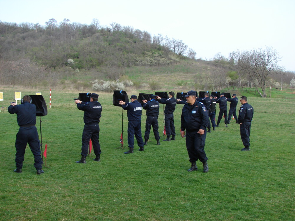 Jandarmii din Alba au intervenit pentru a elibera un grup de ostatici si pentru a salva un turist ratacit pe munte - Imaginea 1