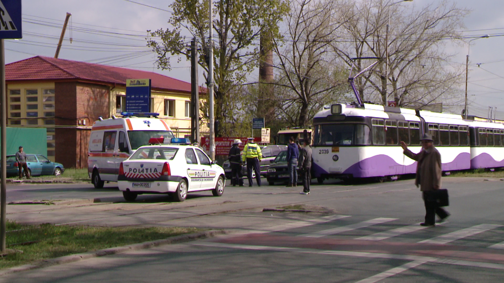 Din cauza neatentiei, o soferita a ajuns la spital dupa ce masina in care se afla a fost lovita de tramvai. FOTO - Imaginea 1