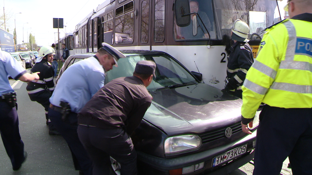 Din cauza neatentiei, o soferita a ajuns la spital dupa ce masina in care se afla a fost lovita de tramvai. FOTO - Imaginea 5