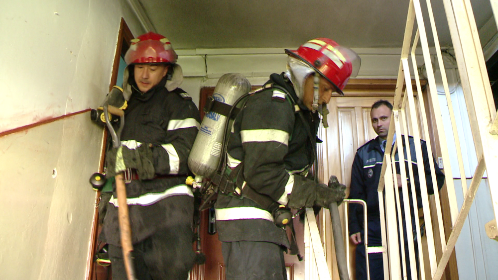 Incendiu la un apartament din Timisoara. Doua surori de 2 si 6 ani, lasate singure acasa au dat foc unor obiecte in balcon - Imaginea 5