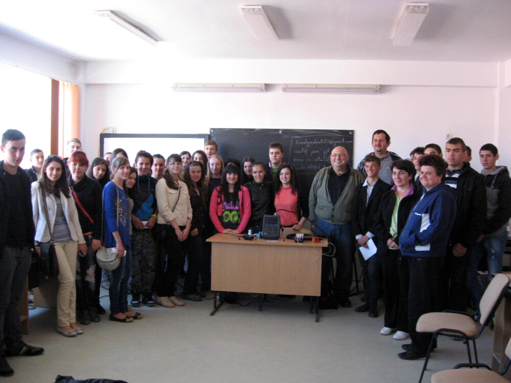 „O altfel de scoala” cu ANCOM. Elevii unui liceu din judetul Arad au explorat lumea radiocomunicatiilor - Imaginea 1