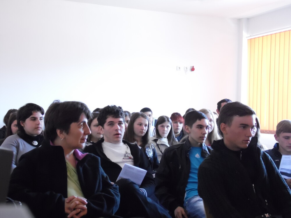„O altfel de scoala” cu ANCOM. Elevii unui liceu din judetul Arad au explorat lumea radiocomunicatiilor - Imaginea 2