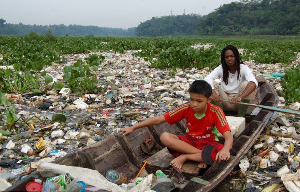 Paradisul poluat din care oamenii beau in continuare apa. Imagini cu unul dintre cele mai toxice rauri din lume - Imaginea 1