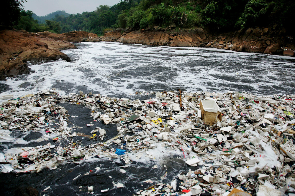 Paradisul poluat din care oamenii beau in continuare apa. Imagini cu unul dintre cele mai toxice rauri din lume - Imaginea 2