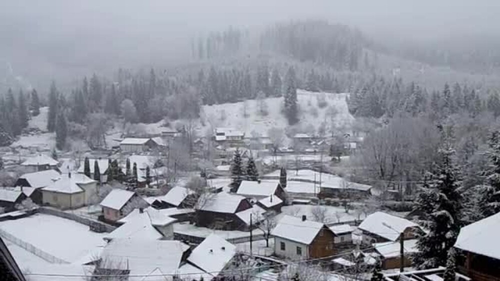 Cu doar cateva zile inainte de Paste, in Romania a nins ca de Craciun. Strat de zapada de 10 cm la Predeal - Imaginea 3