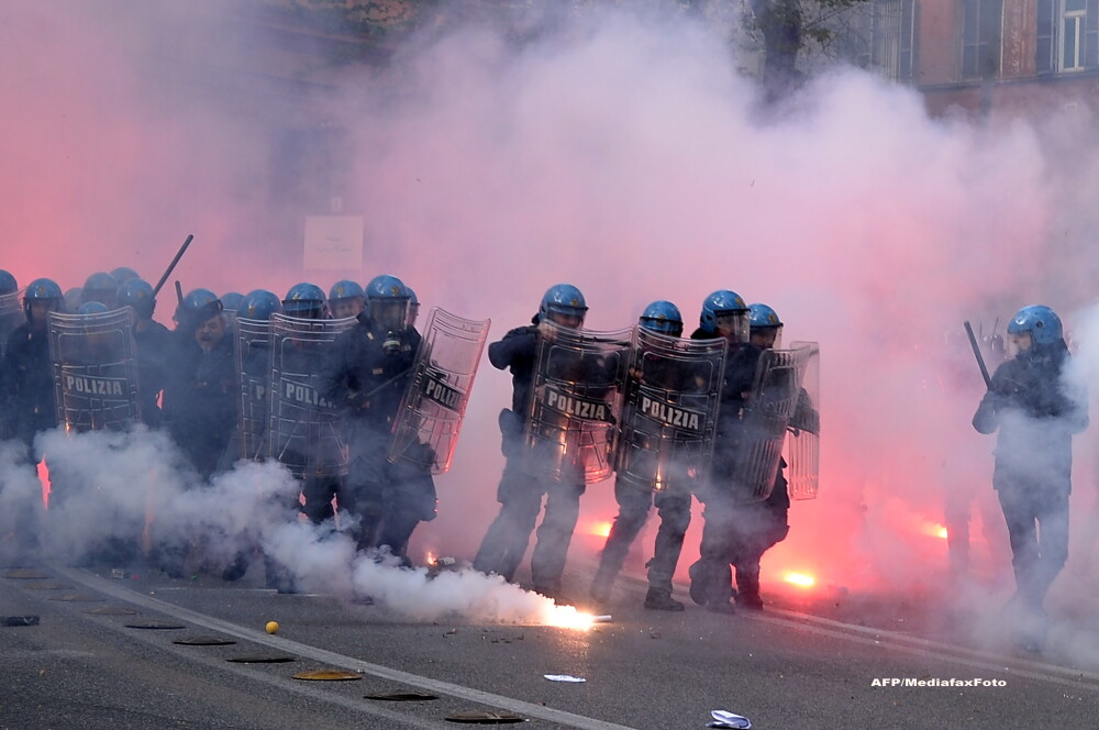 15.000 de oameni au protestat in Italia din cauza masurilor de austeritate. Politistii, atacati cu pietre, oua si petarde - Imaginea 1