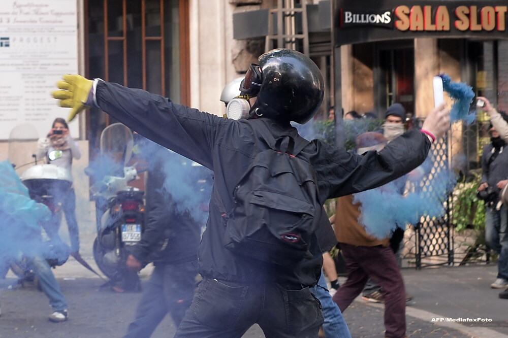 15.000 de oameni au protestat in Italia din cauza masurilor de austeritate. Politistii, atacati cu pietre, oua si petarde - Imaginea 3