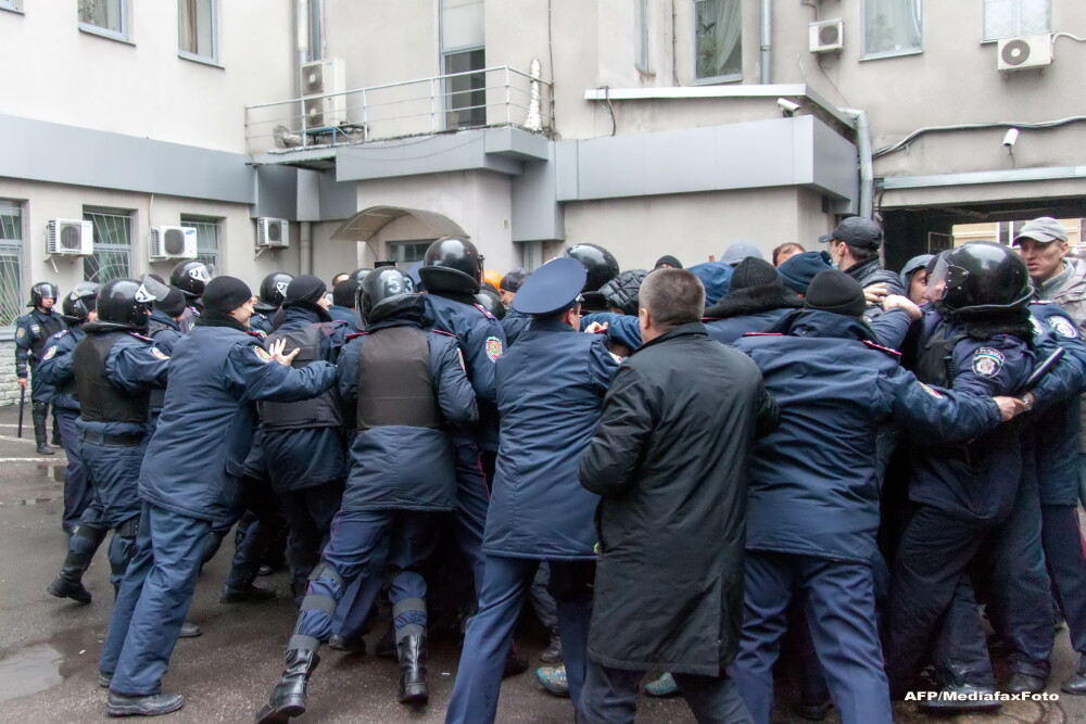 Criza din Ucraina. Presedintele Turcinov a semnat un decret care permite interventia armata in zonele cu revolte proruse - Imaginea 2
