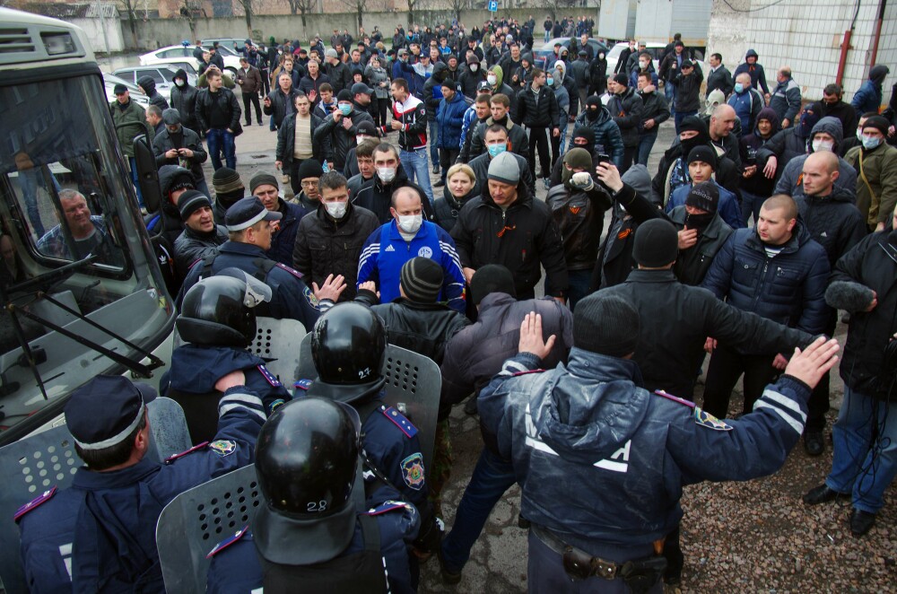 Criza din Ucraina. Presedintele Turcinov a semnat un decret care permite interventia armata in zonele cu revolte proruse - Imaginea 7