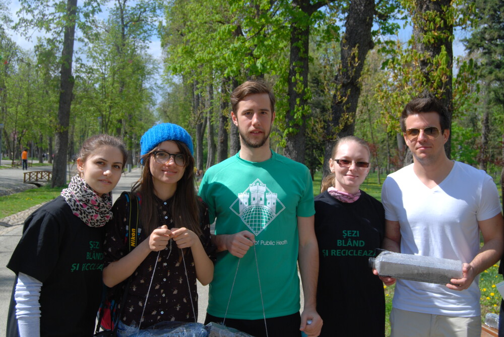 Sezi bland si recicleaza. Zeci de persoane din Cluj au participat la o actiune de ecologizare prin reutilizarea deseurilor - Imaginea 3