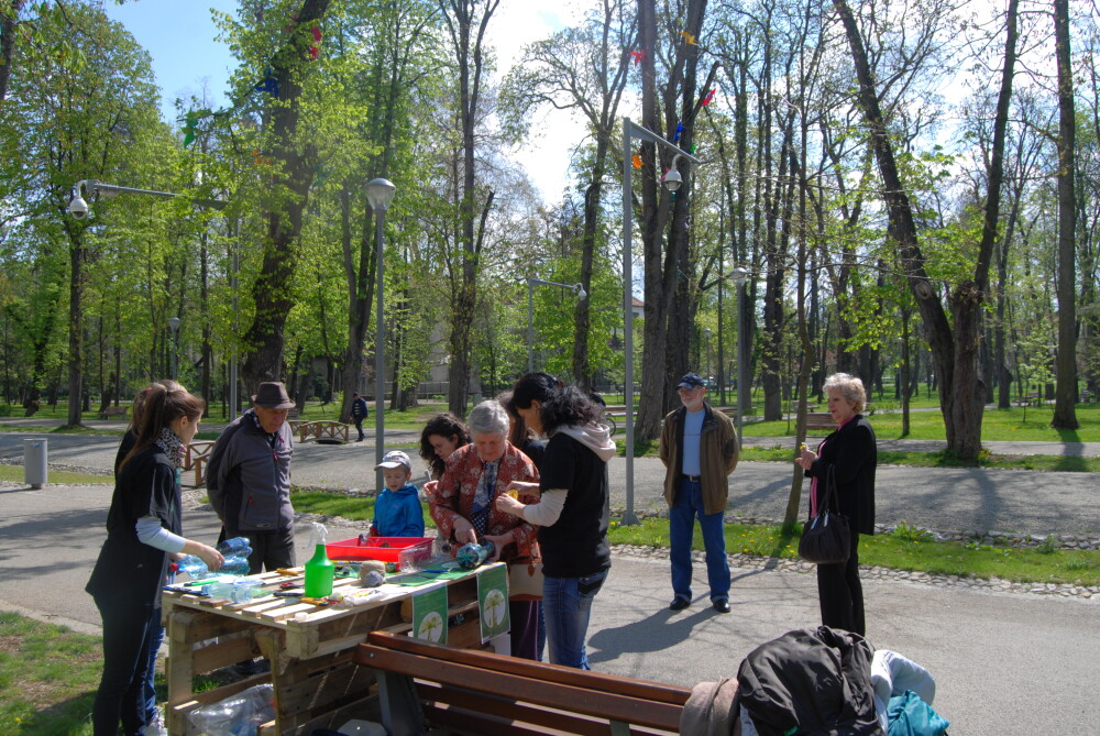 Sezi bland si recicleaza. Zeci de persoane din Cluj au participat la o actiune de ecologizare prin reutilizarea deseurilor - Imaginea 2