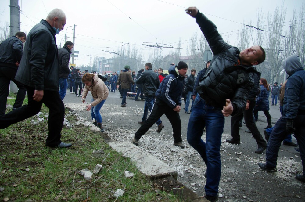 Criza din Ucraina. Presedintele Turcinov a semnat un decret care permite interventia armata in zonele cu revolte proruse - Imaginea 10
