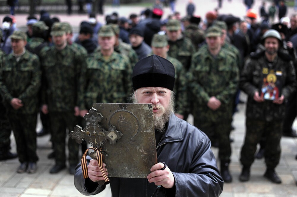 Criza din Ucraina. Presedintele Turcinov a semnat un decret care permite interventia armata in zonele cu revolte proruse - Imaginea 11