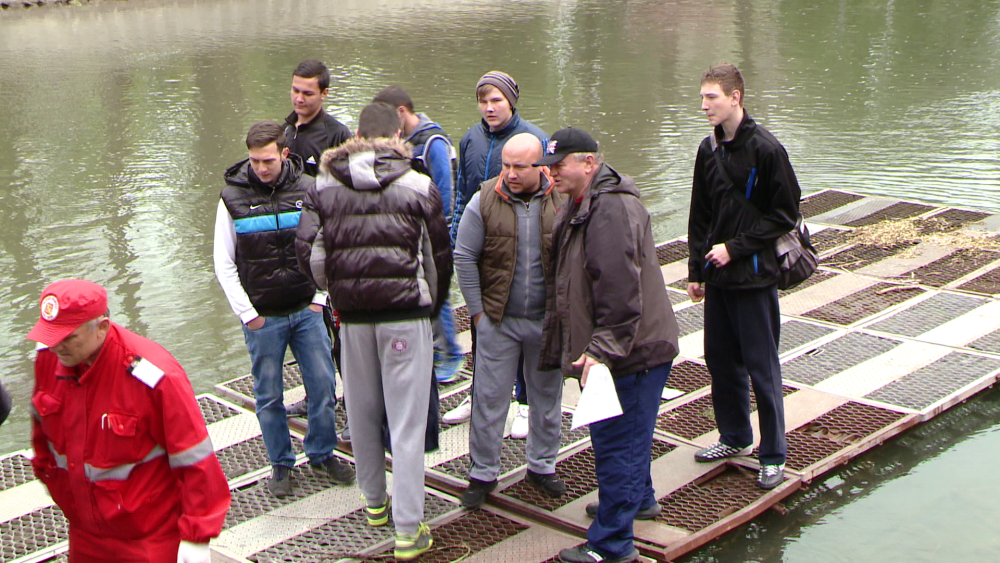 Cativa tineri care participau la un concurs de canotaj pe Bega au facut o descoperire macabra. FOTO - Imaginea 1