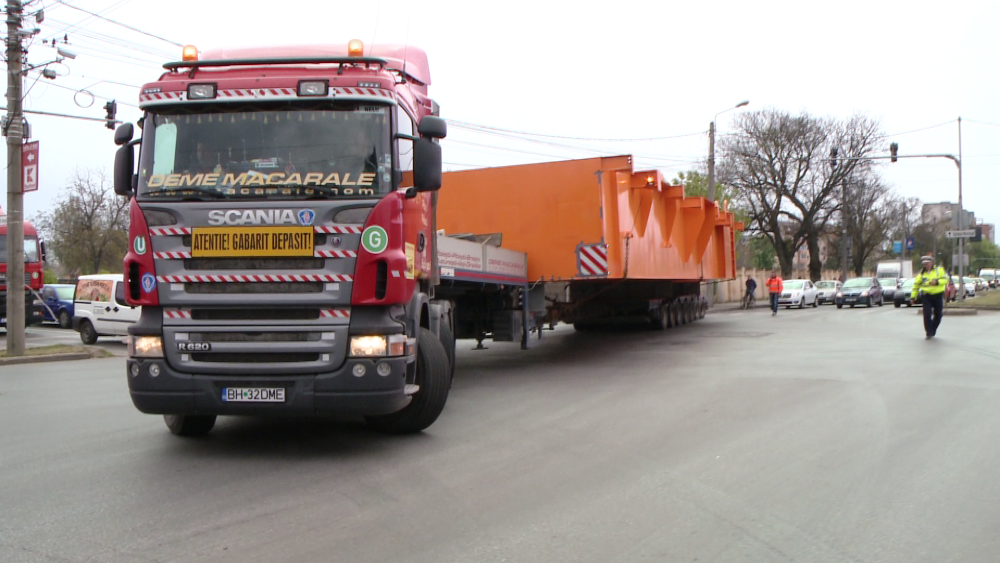 Platforma unei macarale de 100 de tone a plecat astazi din Timisoara spre Tulcea. Traficul a fost blocat. FOTO - Imaginea 1