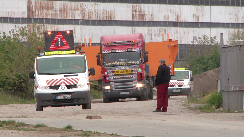 Platforma unei macarale de 100 de tone a plecat astazi din Timisoara spre Tulcea. Traficul a fost blocat. FOTO - Imaginea 2