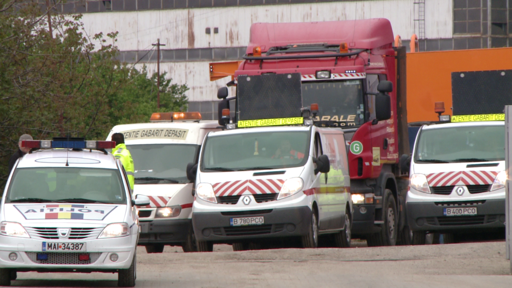 Platforma unei macarale de 100 de tone a plecat astazi din Timisoara spre Tulcea. Traficul a fost blocat. FOTO - Imaginea 3