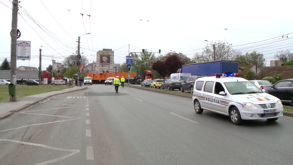 Platforma unei macarale de 100 de tone a plecat astazi din Timisoara spre Tulcea. Traficul a fost blocat. FOTO - Imaginea 5