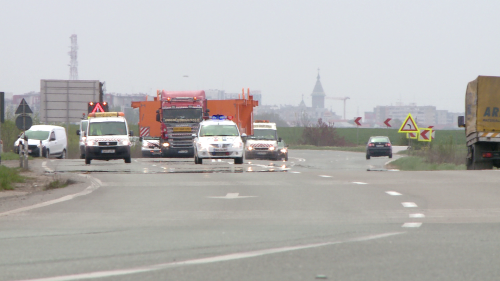 Platforma unei macarale de 100 de tone a plecat astazi din Timisoara spre Tulcea. Traficul a fost blocat. FOTO - Imaginea 6