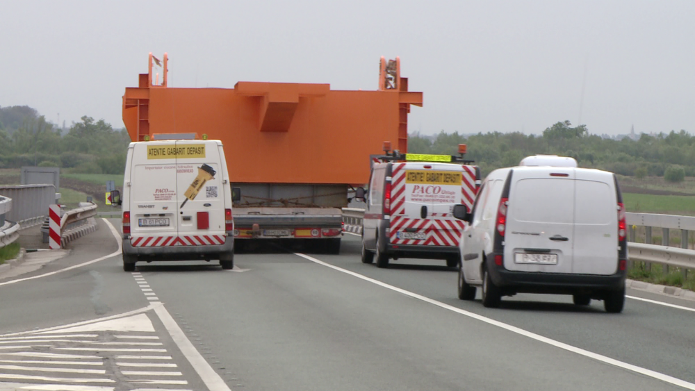 Platforma unei macarale de 100 de tone a plecat astazi din Timisoara spre Tulcea. Traficul a fost blocat. FOTO - Imaginea 7