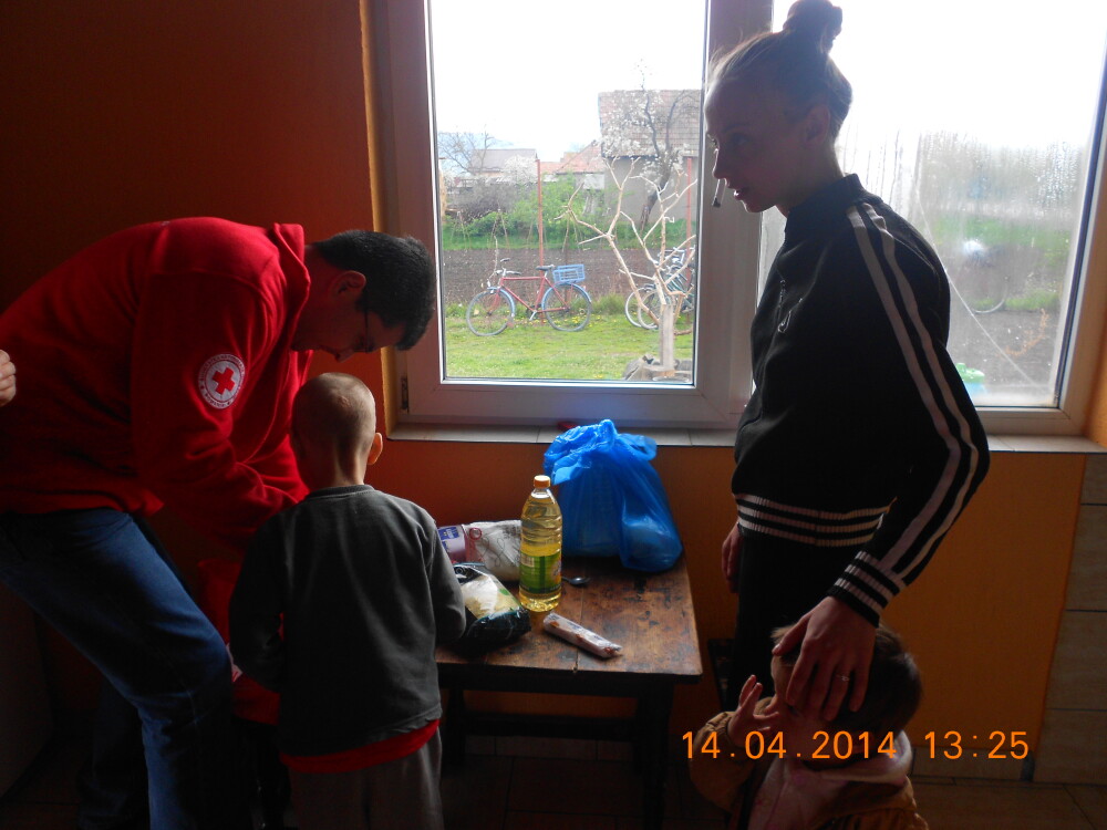 120 de familii defavorizate din judetul Cluj au primit alimente pentru masa de Pasti - Imaginea 2