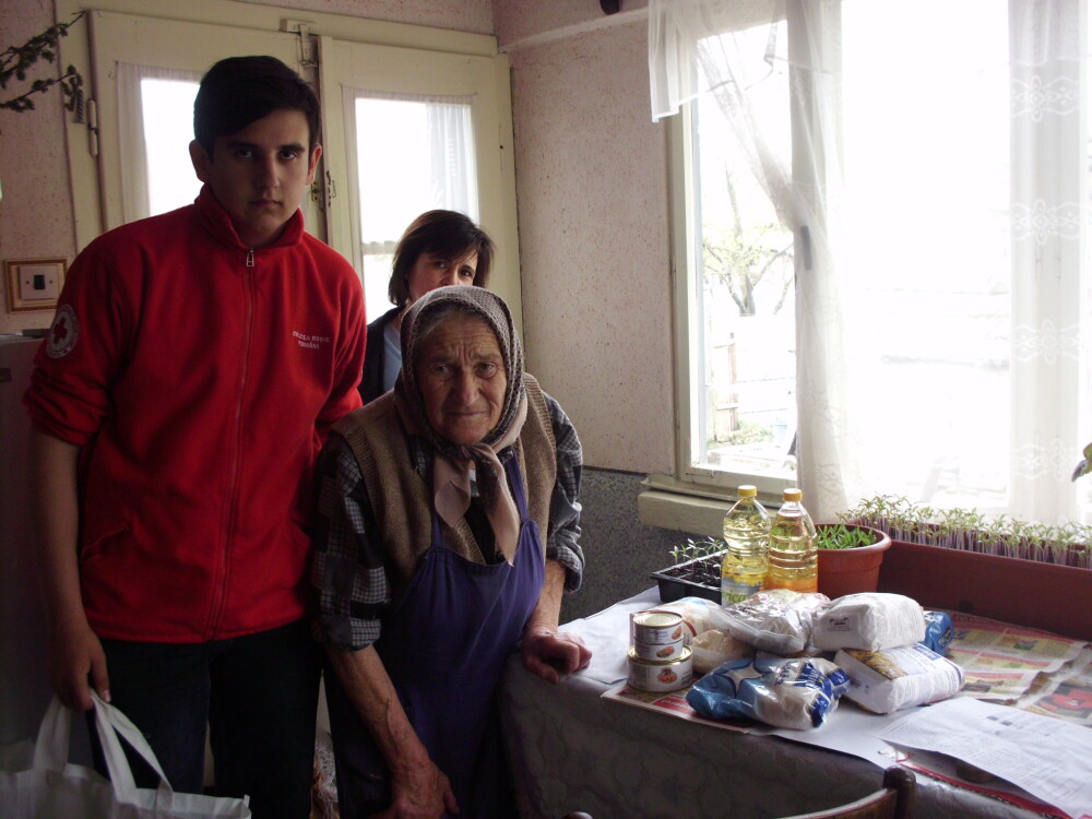 120 de familii defavorizate din judetul Cluj au primit alimente pentru masa de Pasti - Imaginea 4