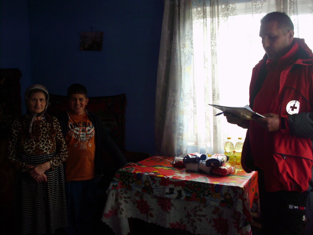 120 de familii defavorizate din judetul Cluj au primit alimente pentru masa de Pasti - Imaginea 5