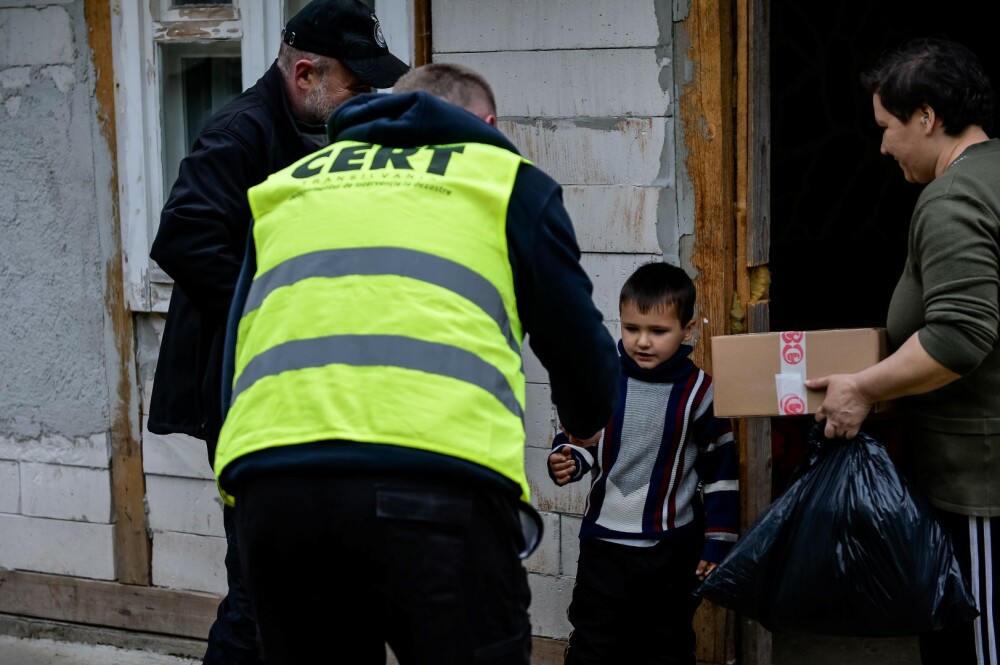 Peste 100 de pachete cu alimente au ajuns la copii izolati, familii nevoiase si batrani singuri din judetul Cluj - Imaginea 9