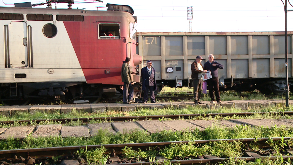 Greva angajatilor CFR a tinut pe loc, in Gara de Nord Timisoara, trei trenuri. Calatorii au fost nevoiti sa astepte doua ore - Imaginea 6