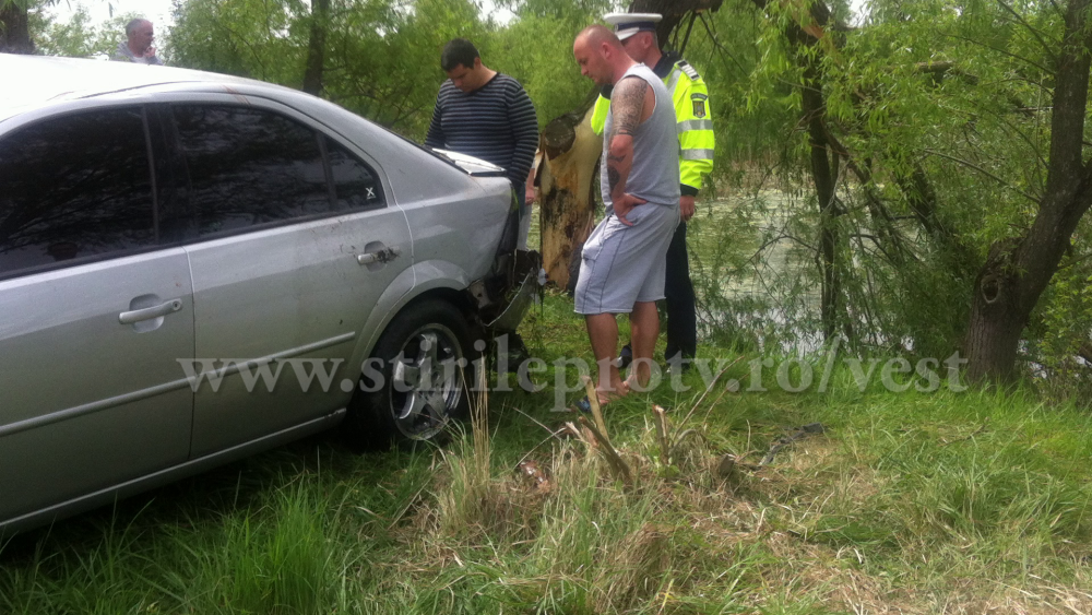 Masina cazuta in lac, la Utvin. Soferul nu a reusit sa ia o curba si a plonjat cu autoturismul in apa. FOTO - Imaginea 2