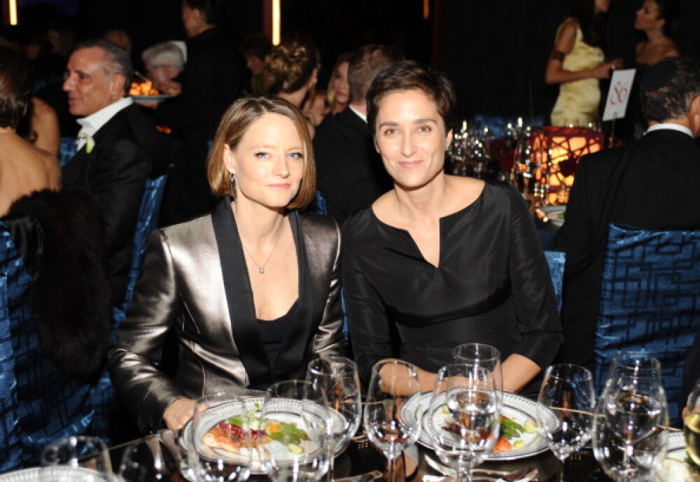 Aparitie surprinzatoare la petrecerile organizate dupa decernarea premiilor Emmy: Jodie Foster si sotia sa, Alexandra Hedison - Imaginea 2