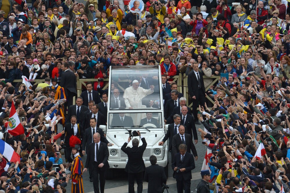CEREMONIE ISTORICA la Vatican. Ioan Paul al II-lea si Ioan al XXIII-lea au fost facuti sfinti in fata a 800.000 de oameni - Imaginea 5