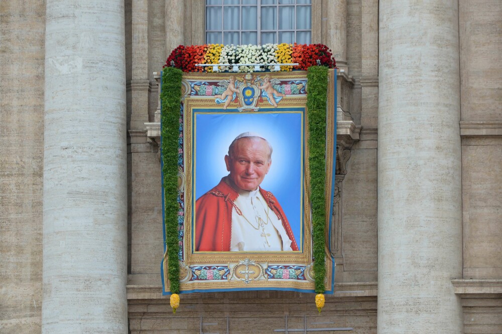 CEREMONIE ISTORICA la Vatican. Ioan Paul al II-lea si Ioan al XXIII-lea au fost facuti sfinti in fata a 800.000 de oameni - Imaginea 6