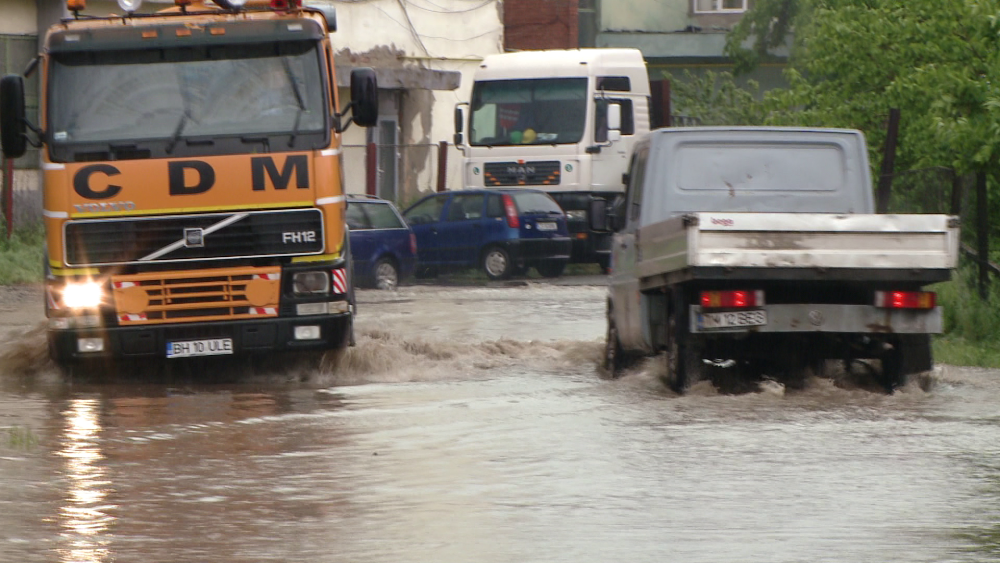 Grindina la Timisoara! O ploaie torentiala a acoperit strazile de gheata in Calea Sagului. FOTO - Imaginea 6