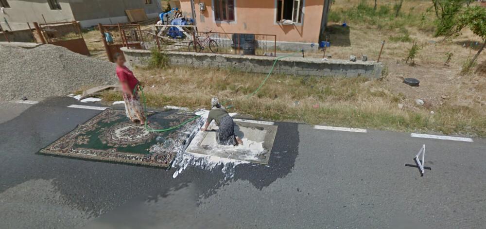 Descoperirea facuta de Google pe un drum judetean din Gorj. Motivul pentru care 2 femei au deviat circulatia - Imaginea 2