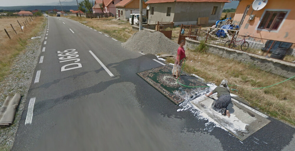 Descoperirea facuta de Google pe un drum judetean din Gorj. Motivul pentru care 2 femei au deviat circulatia - Imaginea 3
