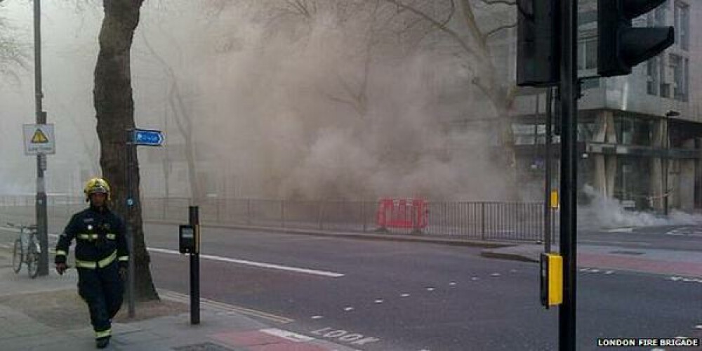 2.000 de persoane au fost evacuate la Londra. Imagini spectaculoase cu gura de canal din care ies flacari. FOTO - Imaginea 1