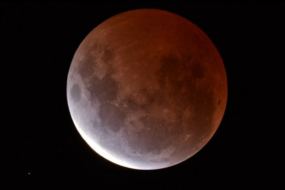 GALERIE FOTO cu cea mai scurta eclipsa totala de luna. Urmariti aici inregistrarea integrala a fenomenului - Imaginea 1