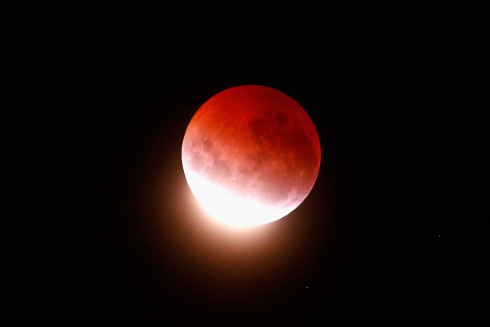 GALERIE FOTO cu cea mai scurta eclipsa totala de luna. Urmariti aici inregistrarea integrala a fenomenului - Imaginea 2