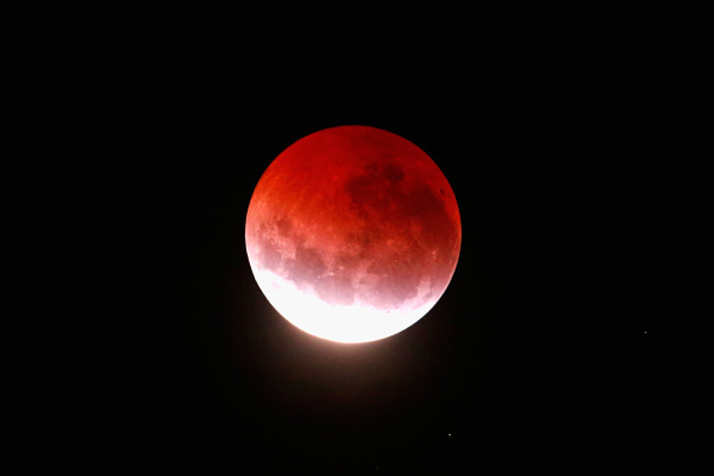 GALERIE FOTO cu cea mai scurta eclipsa totala de luna. Urmariti aici inregistrarea integrala a fenomenului - Imaginea 3